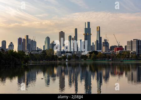 Melbourne, Australien. 06. April 2022. Ein Blick auf das Geschäftsviertel von Melbourne vom Albert Park Grand Prix-Kurs während der Vorbereitungen vor dem Grand Prix von Australien 2022. (Foto von George Hitchens/SOPA Images/Sipa USA) Quelle: SIPA USA/Alamy Live News Stockfoto