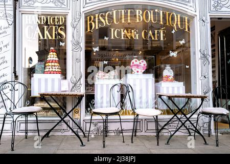 London, Großbritannien - 24. März 2022: The urige Biscuit Boutique and Icing Cafe, Notting Hill, London. Ein gehobter Bisuiteur in Notting Hill, der süße tr Stockfoto