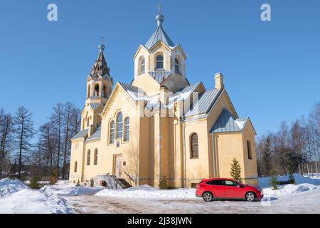 Alte Kirche im Namen der ehrlichen Bäume des Heiligen und lebensspendenden Kreuzes an einem sonnigen Märztag. Lisino-Korpus. Leningrad, Russland Stockfoto