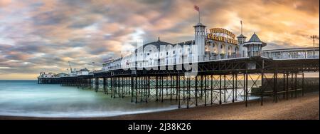 Der Brighton Palace Pier, auch bekannt als Brighton Pier oder Palace Pier, ist ein denkmalgeschützter Vergnügungssteg in Brighton und der einzige von drei Pier Stockfoto