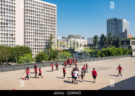 USC Studenten spielen Sport in Downtown Los Angeles, Kalifornien, USA an einem sonnigen Tag. Stockfoto