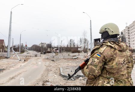 Tschernihiw, Ukraine. 05. April 2022. Ukrainisches Militär sah Patrouillen in der Stadt. Russische Truppen setzen ihre umfassende Invasion in der Ukraine fort. Kredit: SOPA Images Limited/Alamy Live Nachrichten Stockfoto