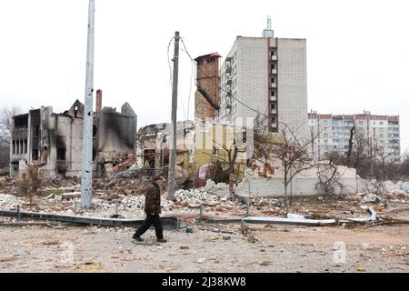 Tschernihiw, Ukraine. 05. April 2022. Ein Mann geht in Tschernihiw an leeren und ruinierten Straßen entlang. Russische Truppen setzen ihre umfassende Invasion in der Ukraine fort. Kredit: SOPA Images Limited/Alamy Live Nachrichten Stockfoto