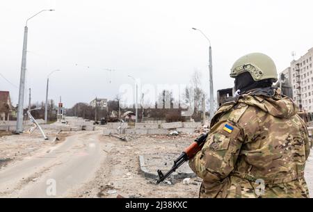 Tschernihiw, Ukraine. 05. April 2022. Ukrainisches Militär sah Patrouillen in der Stadt. Russische Truppen setzen ihre umfassende Invasion in der Ukraine fort. Kredit: SOPA Images Limited/Alamy Live Nachrichten Stockfoto