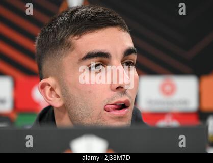 06. April 2022, Hessen, Frankfurt/Main: Ferran Torres vom FC Barcelona spricht während der Pressekonferenz vor der Europa League First Leg in Eintracht Frankfurt. Foto: Arne Dedert/dpa Stockfoto