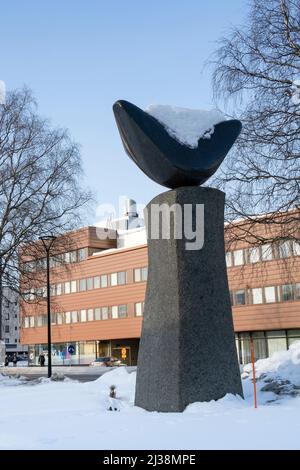 Rovaniemi, Finnland - 17.. März 2022: Eine zweite Gedenksäule des Weltkriegs in Rovaniemi, Finnland, an einem Wintertag. Stockfoto