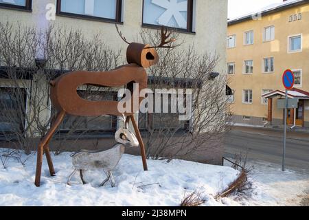 Rovaniemi, Finnland - 17.. März 2022: Zwei Rentierskulpturen aus Metall auf einer Straße in Rovaniemi, Finnland, an einem Wintertag. Stockfoto