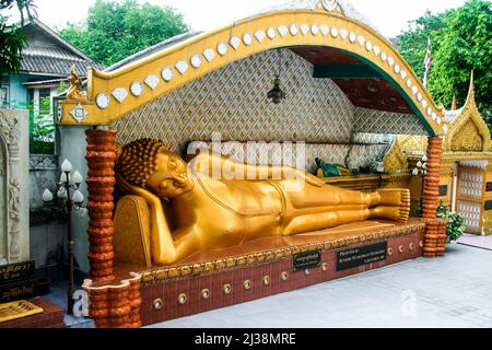 Bangkok, Thailand - 2. Dezember 2006: Riesiger liegender Buddha in einem Tempel in Bangkok, Thailand Stockfoto