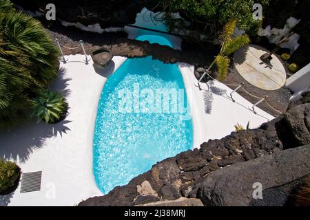 Taro de Tahiche, Spanien - 9. August 2007: Pool im Haus von Cesar Manrique in Taro de Tahiche auf Lanzarote, Spanien. Manrique ist der wichtigste Künstler A Stockfoto