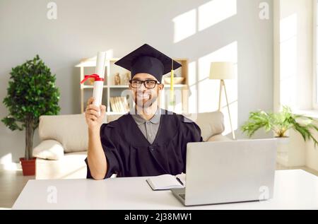 Glücklicher Student Absolvent der Hochschule, der online studiert Stockfoto