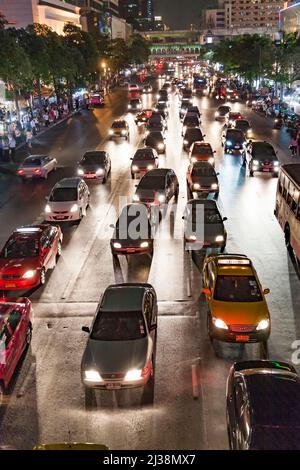 Bangkok, Thailand - 5. Mai 2009: Starker Verkehr auf der Main Road in Bangkok bei Nacht in Bangkok, Thailand. Es ist bereits eine der weltweit am stärksten verschmutzten Stockfoto