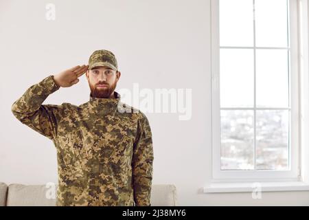 Porträt eines männlichen Soldaten, der eine Geste der Hand macht Stockfoto