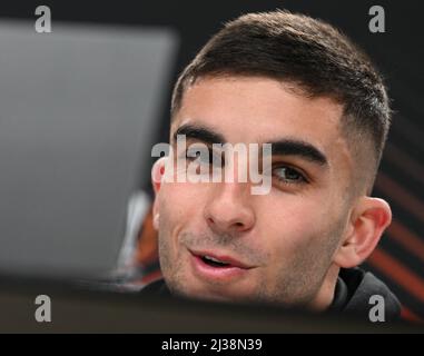 06. April 2022, Hessen, Frankfurt/Main: Ferran Torres vom FC Barcelona spricht während der Pressekonferenz vor der Europa League First Leg in Eintracht Frankfurt. Foto: Arne Dedert/dpa Stockfoto