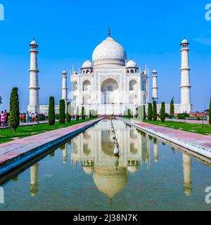 Agra, Indien - 15. November 2011: Die Menschen besuchen das Mausoleum Taj Mahal in Indien, das weltberühmte Grab. Stockfoto