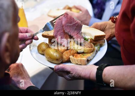 Großer Teller mit Essen beim Partybuffet, Großbritannien Stockfoto