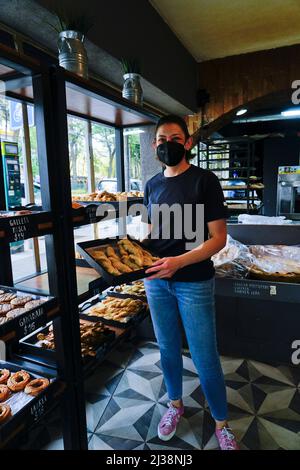 Frau besaß ein handwerkliches Brotgeschäft, L'Artisa, in der hippen Gegend von La Condesa, Mexiko-Stadt, Mexiko Stockfoto