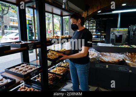 Frau besaß ein handwerkliches Brotgeschäft, L'Artisa, in der hippen Gegend von La Condesa, Mexiko-Stadt, Mexiko Stockfoto