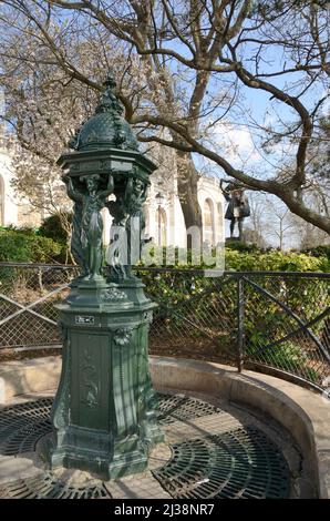 Paris, Frankreich - 5. März 2022: Wallace Fountain, ein öffentlicher Trinkbrunnen im Viertel Montmartre in Paris, Frankreich. Stockfoto
