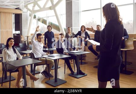 Die weibliche Geschäftsführerin beantwortet die Fragen des Publikums während eines Arbeitstreffens in einem modernen Büro im Loft-Stil. Stockfoto