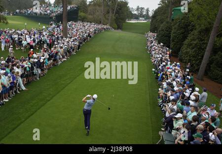 Augusta, Usa. 06. April 2022. Justin Thomas schlägt am Mittwoch, den 6. April 2022, während einer Übungsrunde beim Masters-Golfturnier im Augusta National Golf Club in Augusta, Georgia, auf dem 18.-Loch ab. Foto von Bob Strong/UPI Credit: UPI/Alamy Live News Stockfoto