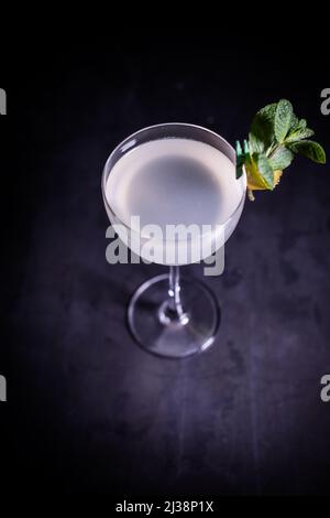 Ein Blick von oben auf den klassischen South Side Cocktail mit Limette und Minze auf schwarzem Hintergrund Stockfoto