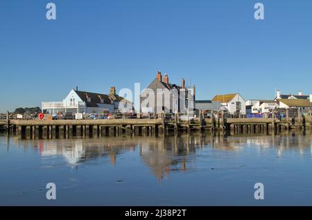 Blick auf Mudeford Quay und The Run und den Eingang zum Christchurch Harbour an Einem ruhigen Tag von Mudeford Spit, Hengistbury Head, Großbritannien Stockfoto