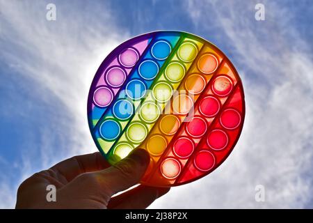 Trendy rainbow Pop it. Antistress-Spielzeug für Kinder und Erwachsene. Stockfoto