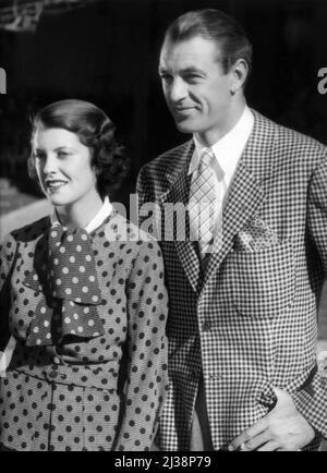 GARY COOPER und seine Frau VERONICA BALFE aka SANDRA SHAW aka ROCKY COOPER 1935 ehrliches Porträt von RAY JONES Werbung für Paramount Picturs Stockfoto