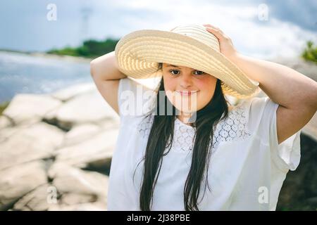 Portrait von Trisomie Erwachsenen draußen Spaß haben Stockfoto