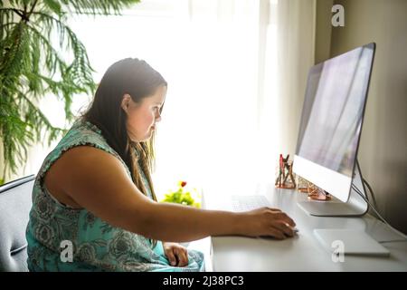 Porträt der Trisomie 21 Erwachsene arbeiten am Computer Stockfoto