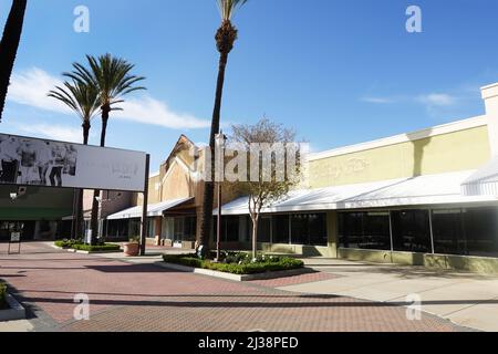 Lake Elsinore, CA, USA - 4. April 2022: Leerstehende Einzelhandelsflächen in der Outdoor Mall Stockfoto