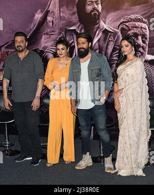 Mumbai, Indien. 06. April 2022. Der L-R Bollywood-Schauspieler Sanjay Dutt, die Schauspielerin Raveena Tandon Kannada-Schauspieler Naveen Kumar Gowda (im Volksmund unter seinem Künstlernamen Yash bekannt) und die indische Model und Schauspielerin Srinidhi Shetty posieren für ein Foto während der Eröffnung des Imax Cinepolis-Theaters in Navi Mumbai. Kredit: SOPA Images Limited/Alamy Live Nachrichten Stockfoto