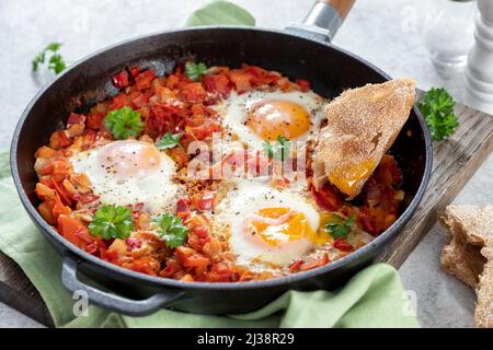 Shakshouka, Eier in Tomatensoße pochiert, Stockfoto