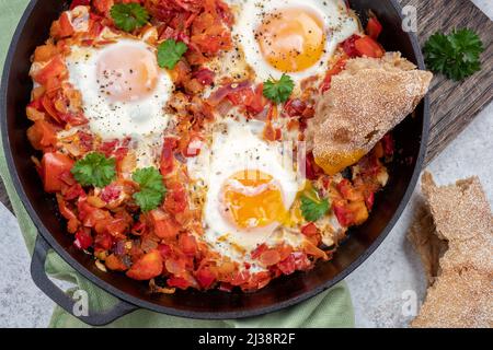 Shakshouka, Eier in Tomatensoße pochiert, Stockfoto