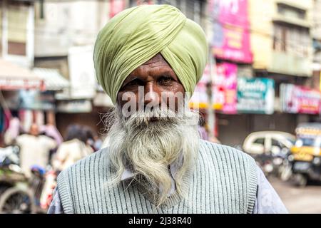 AMRITSAR, INDIEN - 24. FEB 2013: Porträt eines alten Sikh-Mannes mit typischem Turban und weißem Bart. Die meisten Menschen in Amritsa gehören zur Sikh-Bevölkerung. Stockfoto