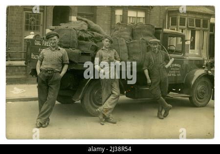 Originale, klare Postkarte aus der Ära der 1930er Jahre mit 3 Liefermännern und beladenem LKW mit Kohle. Diese Männer sind selbstbewusste Charaktere. Auf dem Lieferwagen steht ein Schild: S. Edwards, 117 Ivy Cottage, Bowling Green, Old Hill, Staffordshire, West Midlands, innerhalb des Black Country) England, Großbritannien Stockfoto