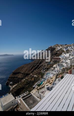 Herrlicher Panoramablick auf die ägäis vor den weiß getünchten Villen von Fira Santorini Stockfoto