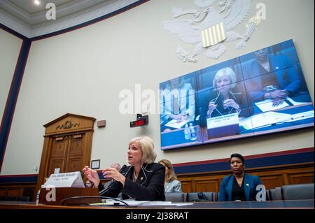 Washington, Vereinigte Staaten. 06. April 2022. Jennifer Homendy, Vorsitzende des National Transportation Safety Board, erscheint am Mittwoch, den 6. April 2022, vor einer Anhörung des Ausschusses für Verkehr und Infrastruktur des Repräsentantenhauses âNational Transportation Safety Board Reauthorizationâ im Bürogebäude des Rayburn House in Washington, DC. Kredit: Rod Lampey/CNP/dpa/Alamy Live Nachrichten Stockfoto