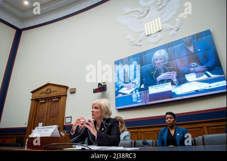 Washington, Vereinigte Staaten. 06. April 2022. Jennifer Homendy, Vorsitzende des National Transportation Safety Board, erscheint am Mittwoch, den 6. April 2022, vor einer Anhörung des Ausschusses für Verkehr und Infrastruktur des Repräsentantenhauses âNational Transportation Safety Board Reauthorizationâ im Bürogebäude des Rayburn House in Washington, DC. Kredit: Rod Lampey/CNP/dpa/Alamy Live Nachrichten Stockfoto