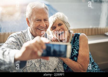 Heres, viele weitere Erinnerungen zu machen. Aufnahme eines reifen Paares, das den Tag zusammen verbringt. Stockfoto