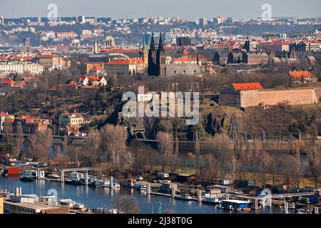 Panorama von Vysehrad Felsen, Kirche und Festung am Flussufer, Gebäude und Häuser im Hintergrund in Prag Stadt. Tschechische republik. Stockfoto