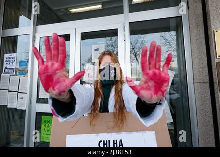 Turin, Italien. 6.. April 2022. Aktivisten des Extinction Rebellion kleben den IPCC-Bericht 6. auf die Türen des Büros der Region Piemont als Teil der Mobilisierung der Wissenschaftler für die Rebellion auf allen Kontinenten mit über 1000 beteiligten Wissenschaftlern und Wissenschaftlern. Quelle: MLBARIONA/Alamy Live News Stockfoto