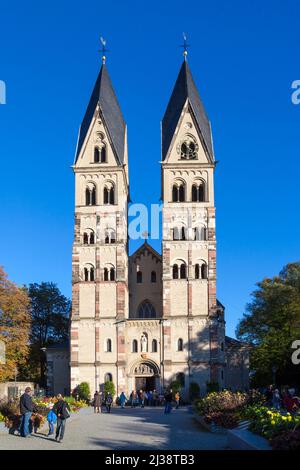 KOBLENZ, DEUTSCHLAND - Okt 15, 2011: Menschen besuchen die berühmte Basilika St. Kastor in Koblenz, Deutschland. Stockfoto