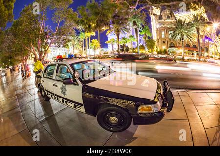 LAS VEGAS - 15. JUNI 2012: Polizeiauto auf dem Strip in Las Vegas. Die Polizisten beobachten die Szene vor dem Hotel Bellagio. Stockfoto