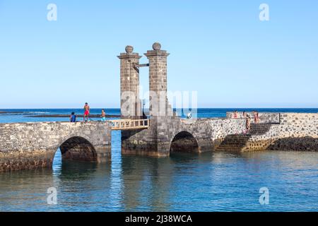 ARRECIFE, SPANIEN - 29. MÄRZ 2013: Junge Leute schwimmen gerne im Schloss Castillo de San Gabriel in Arrecife, Lanzarote, Kanarische Inseln Stockfoto