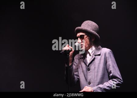 Der in Salford geborene Komiker Dr. John Cooper Clarke tritt auf der Bühne beim Spendenaufruf „Raise the Roof“ im Victoria Warehouse, Manchester, auf Stockfoto