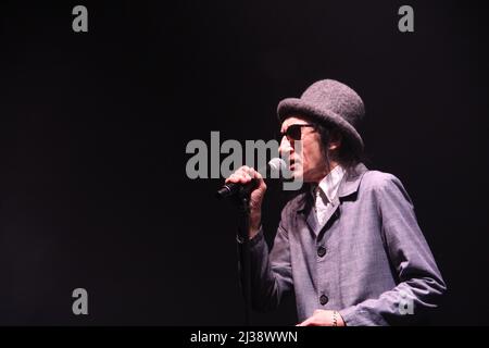 Der in Salford geborene Komiker Dr. John Cooper Clarke tritt auf der Bühne beim Spendenaufruf „Raise the Roof“ im Victoria Warehouse, Manchester, auf Stockfoto