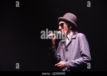 Der in Salford geborene Komiker Dr. John Cooper Clarke tritt auf der Bühne beim Spendenaufruf „Raise the Roof“ im Victoria Warehouse, Manchester, auf Stockfoto