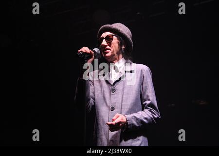 Der in Salford geborene Komiker Dr. John Cooper Clarke tritt auf der Bühne beim Spendenaufruf „Raise the Roof“ im Victoria Warehouse, Manchester, auf Stockfoto