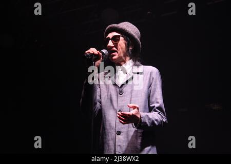 Der in Salford geborene Komiker Dr. John Cooper Clarke tritt auf der Bühne beim Spendenaufruf „Raise the Roof“ im Victoria Warehouse, Manchester, auf Stockfoto